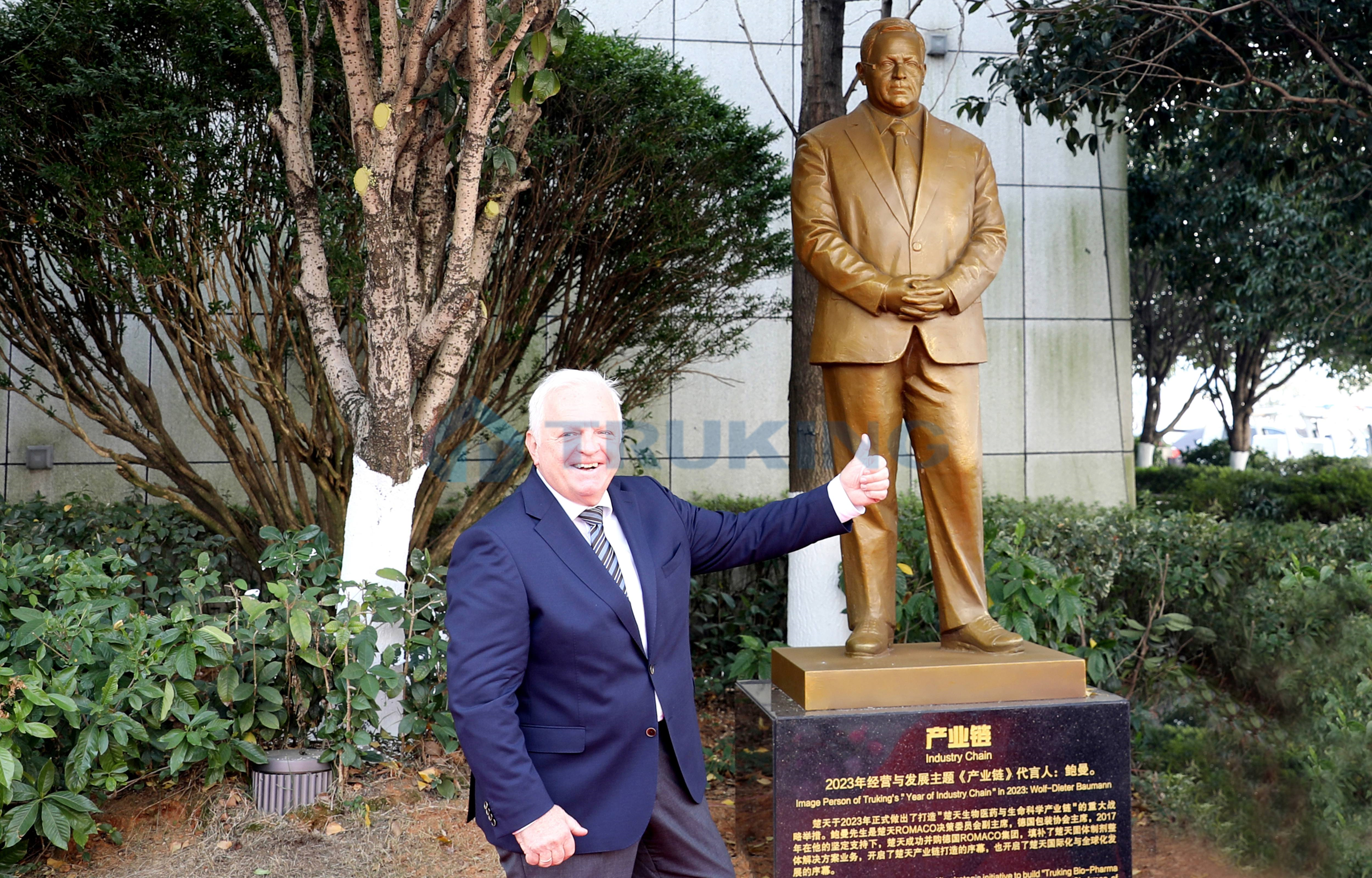 楚天科技中國(guó)總部園區(qū)鮑曼銅像和鮑曼公園揭幕